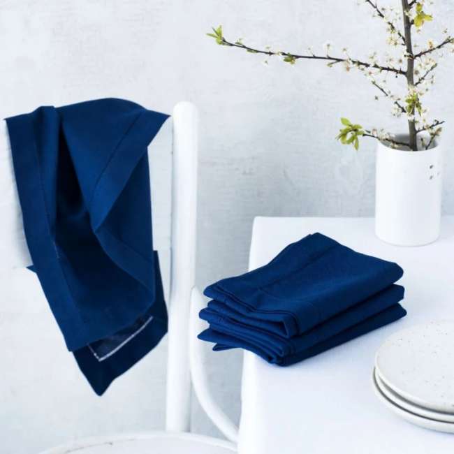 Priser på Langkilde & Søn - 6 Blå servietter i stof med hulsøm 50 x 50 cm