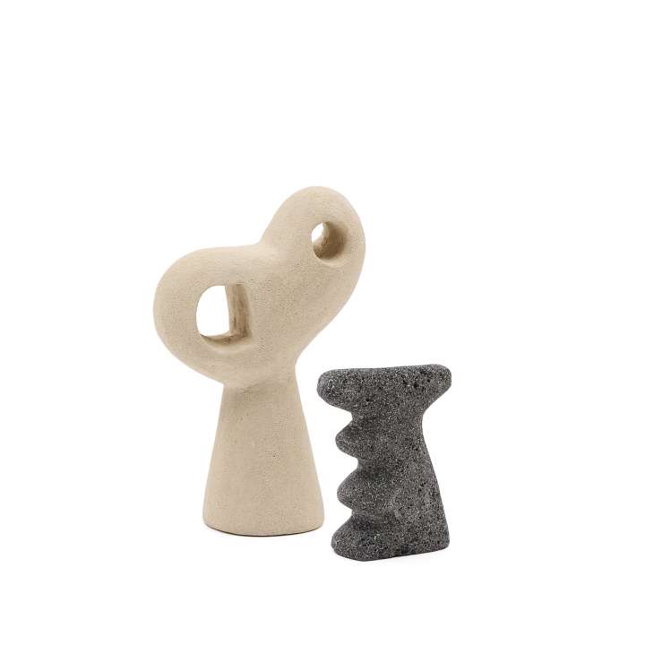 Priser på KAVE HOME Arif sæt af stenskulpturer i beige og sort finish, 12 cm / 23 cm