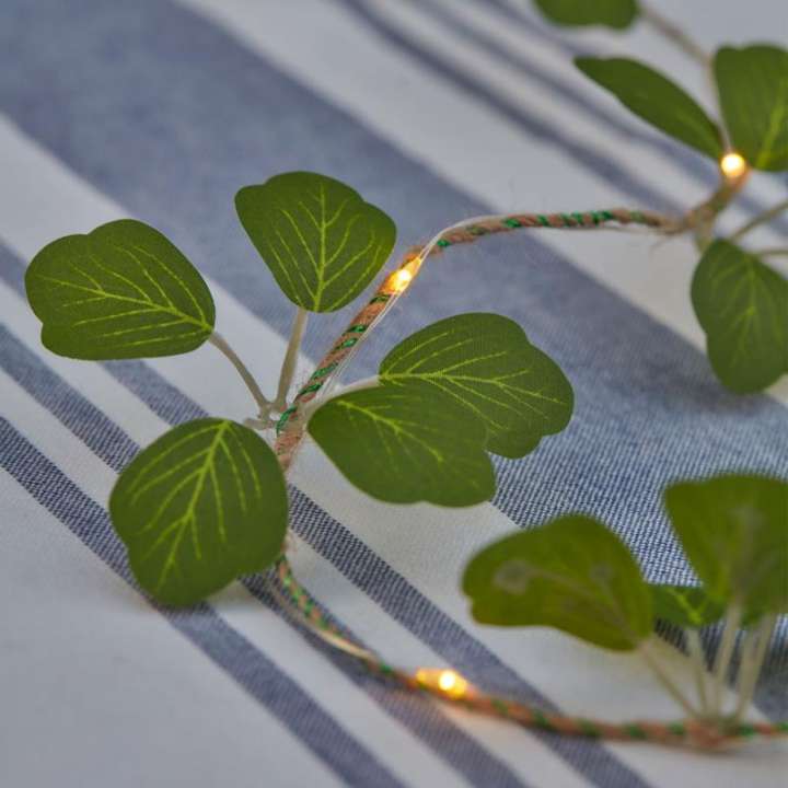Priser på Sirius - Merle Bladranke med 20LED, Grøn, 2m+25cm