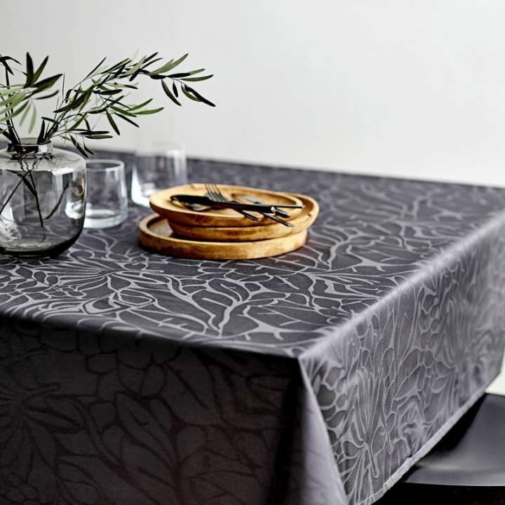 Priser på Södahl - Dug Ø160 cm Abstract leaves Damask Ash