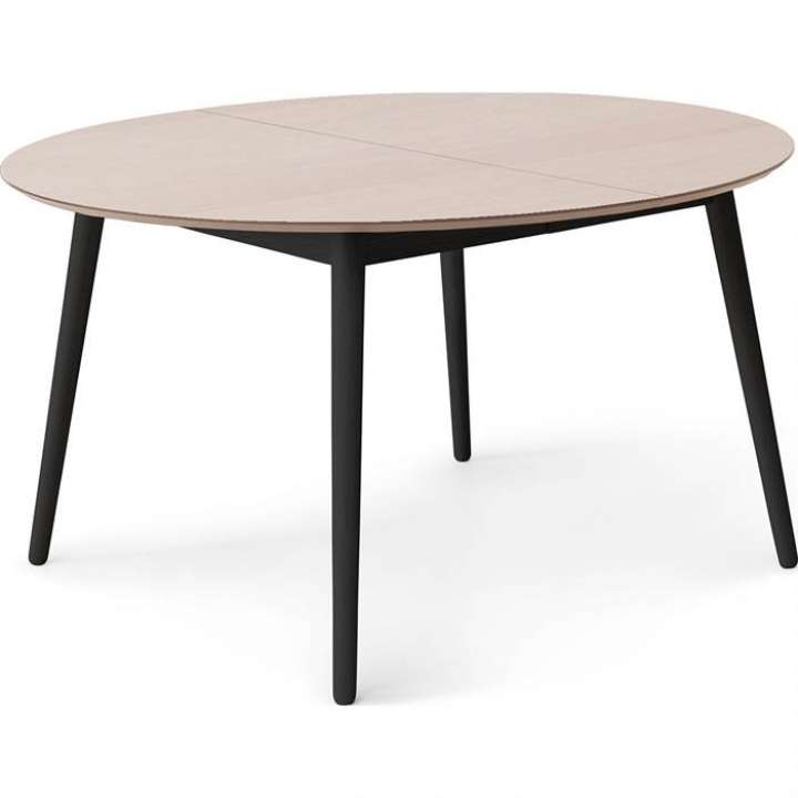Priser på Meza by Hammel spisebord - Round - Ø:135 cm. - Eg finér - Ben i sort bejdset ask