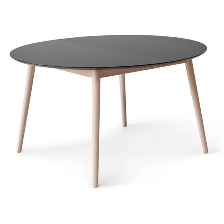 Priser på Meza by Hammel spisebord - Round - Ø:135 cm. - Grafit Antifinger laminat - Ben i hvidpigm. eg - Inkl. 2 tillægsplader