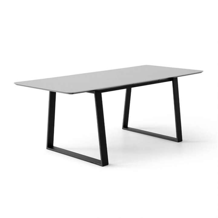 Priser på Meza by Hammel spisebord - Boat - 210 x 100 cm. - Hvid laminat - Trapez stel