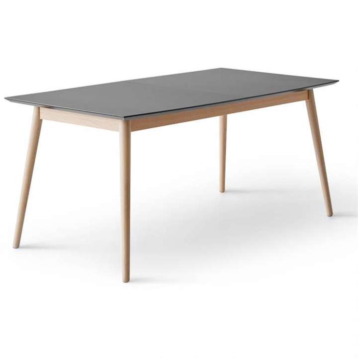 Priser på Meza by Hammel spisebord - Rounded - 210 x 100 cm. - Sort Antifinger laminat - Ben i hvidpigm. eg - Inkl. 2 tillægsplader