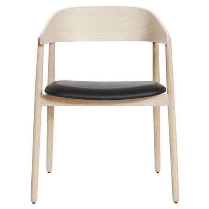 Priser på Andersen Furniture AC2 spisebordsstol i eg, hvid-pigmenteret mat lak og læder polstring
