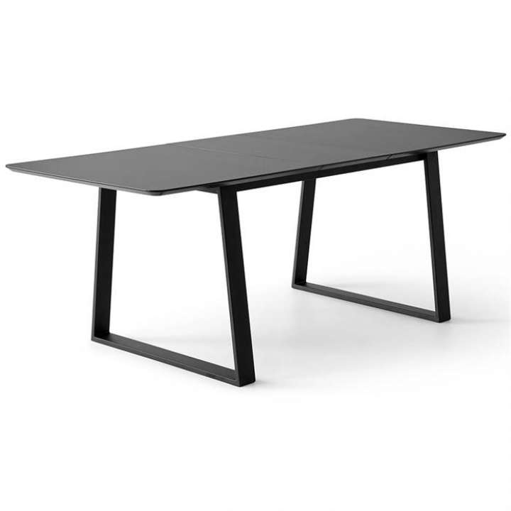 Priser på Meza by Hammel spisebord - Rounded - 210 x 100 cm. - Sort Antifinger laminat - Trapez stel - Inkl. 2 tillægsplader