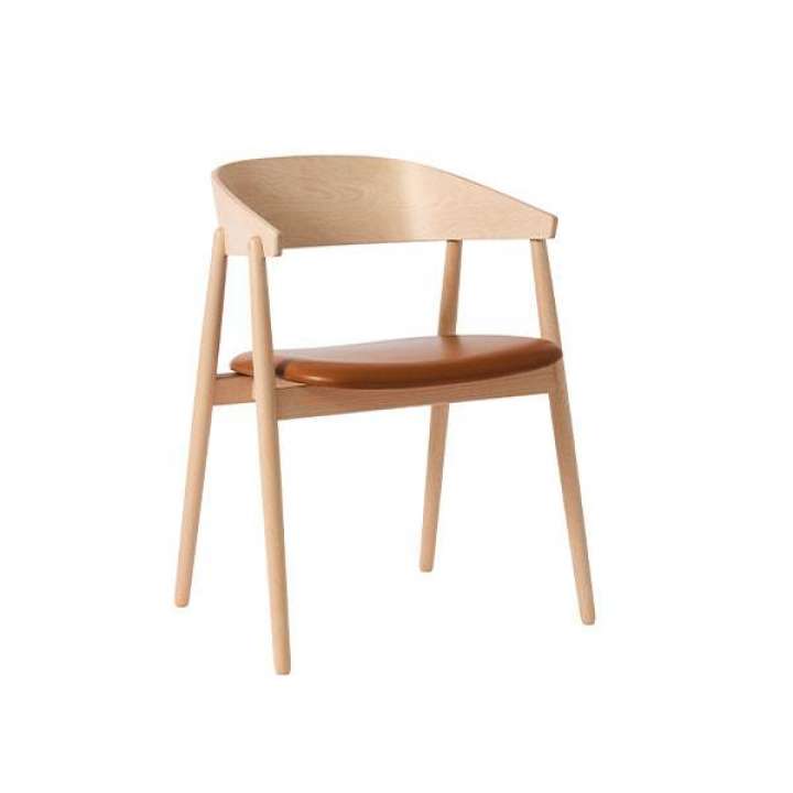 Priser på Andersen Furniture AC2 spisebordsstol i bøg - hvidpig. mat lak m/cognac lædersæde