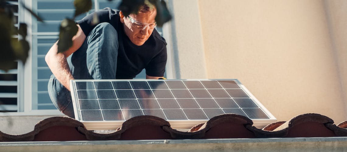Sælg overskudsstrøm fra dine solceller og spar på elregningen